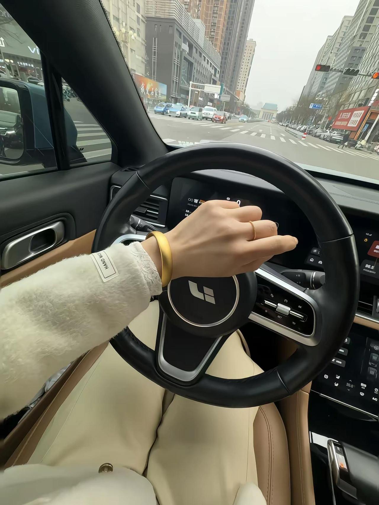 年纪大了 越来越喜欢金灿灿的东西 以前觉得黄金很俗 现在只想做个俗人😂轮胎手镯