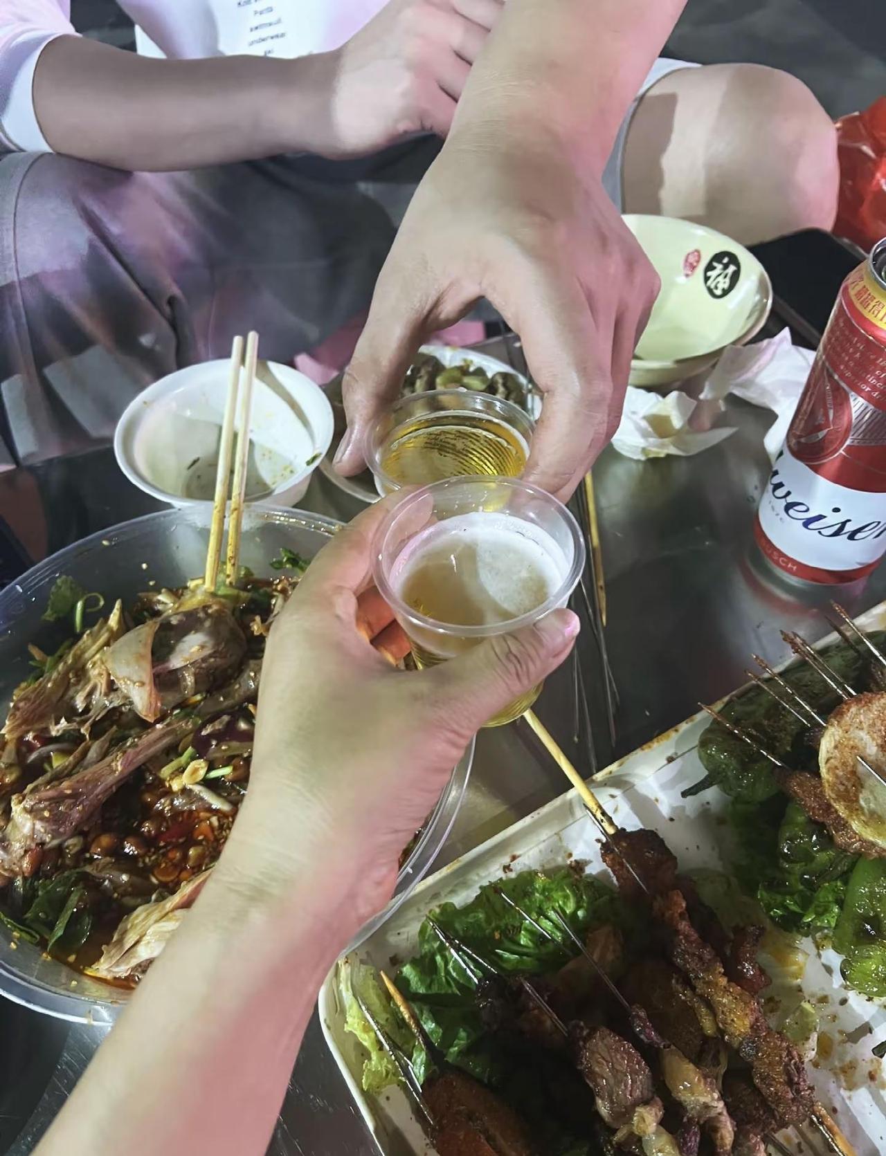 把日子过好比什么都强 敬最难的时候 我们都同甘共苦 是亲情也是恩情酒搭子也是最好