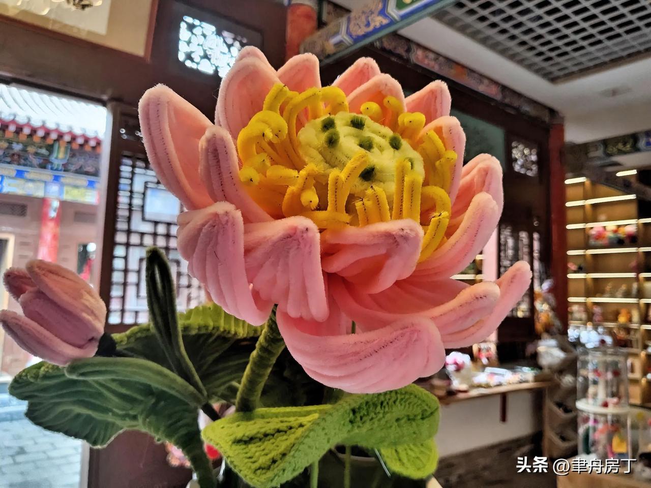 春风拂绿枝。