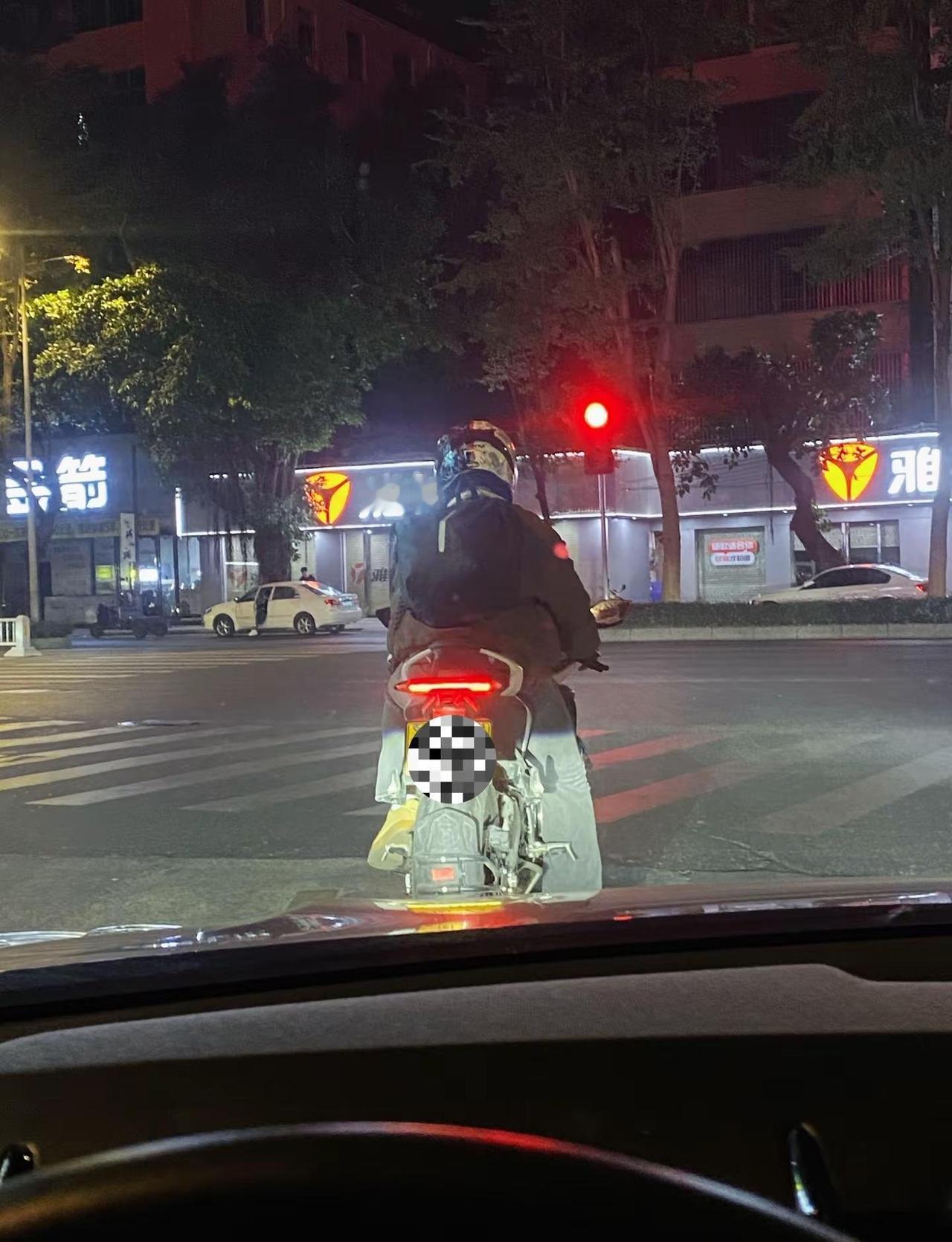 偶遇机车帅哥 哈哈哈安全驾驶文明出行