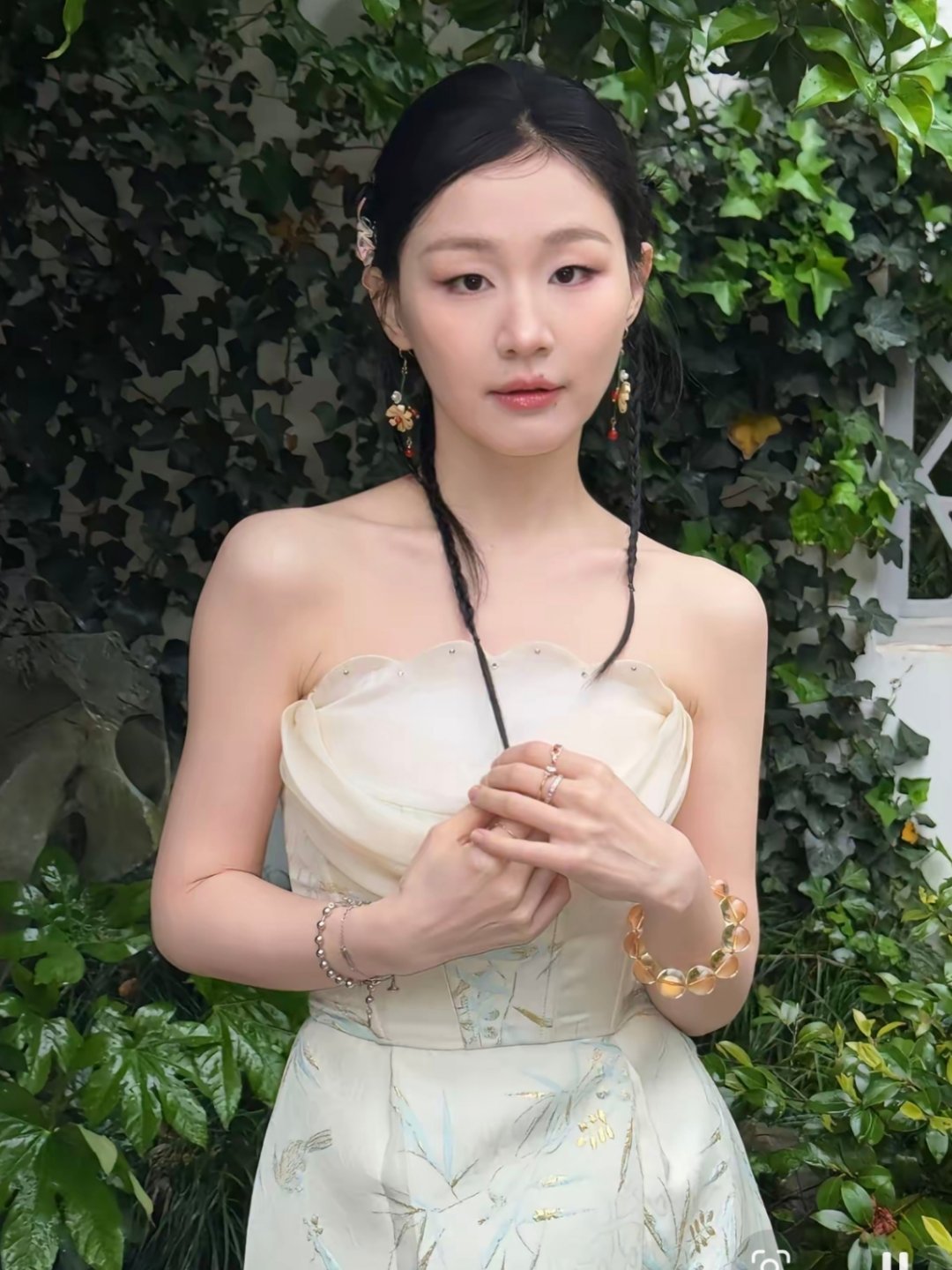 不要怀疑任何一张能进演艺圈的脸剧里这样，现实那样！这个身材，这个面部立体度，这个