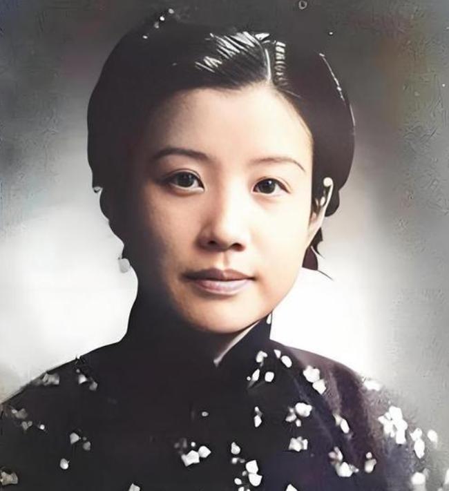 1955年，一名女特工被逮捕入狱，周恩来亲自作证：她曾三次救过党中央。

195