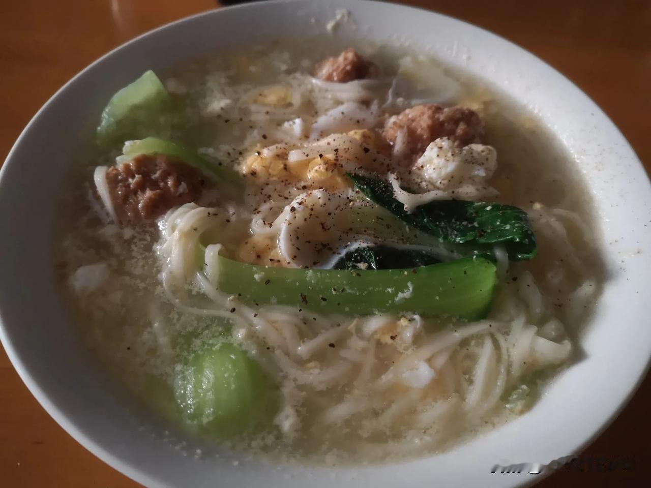 #一人食吃什么#一个人最好的最简单最有营养就是自己做一碗热乎乎的面条，挂面＋小油