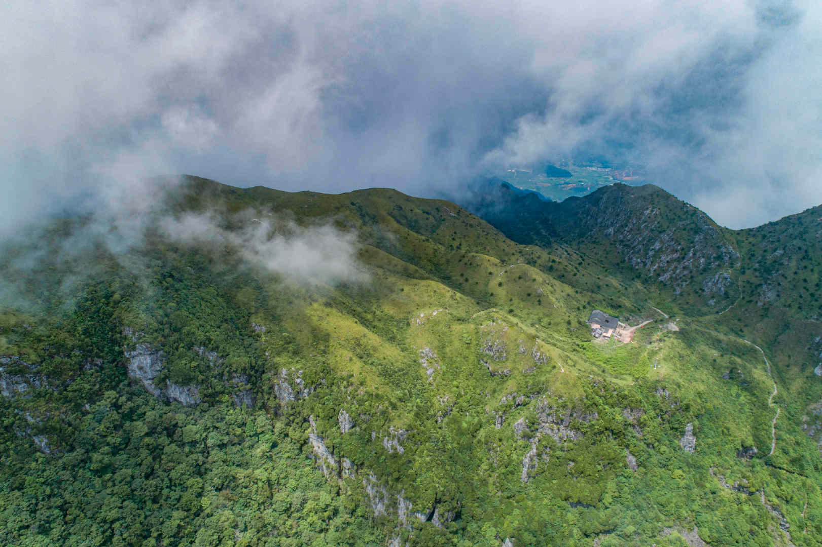 来福建找属于你的春季灵感春风拂过闽西山峦，清流正把一整个春天的温柔，酿成可触摸的