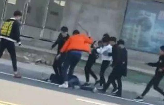 广西百色，一名46岁农民夜间骑摩托车经过村口时，看到一名女子在树下乘凉，随后伸手