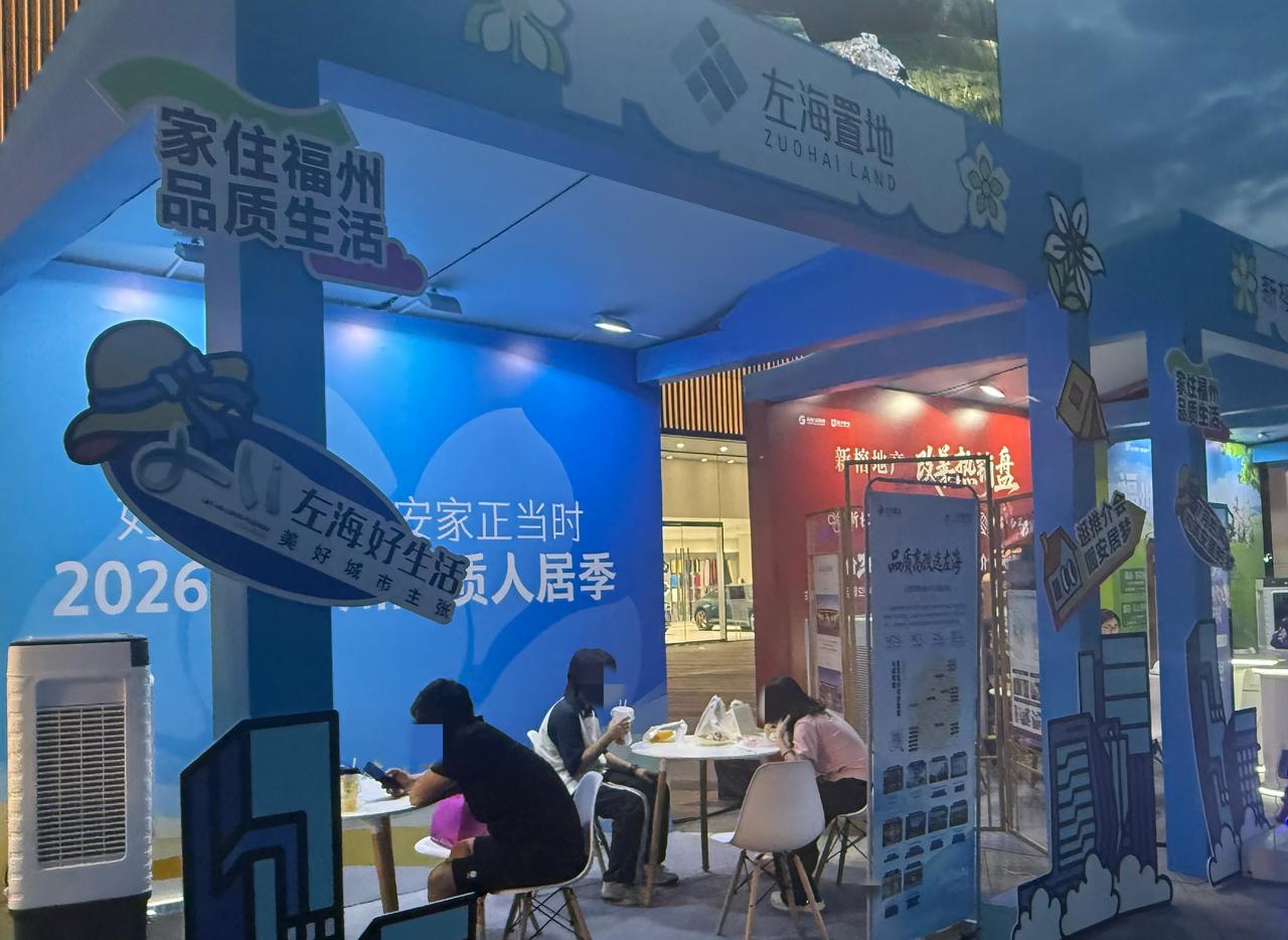 昨日福州苏宁广场汉堡节客流爆满，住建局费心争取核心黄金展位，为给各大国企搭建卖房