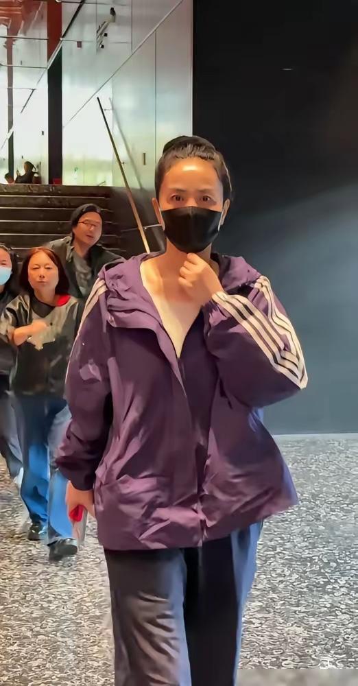 昨天，王菲只是去看了场话剧，今天，她身上那件连牌子都叫不出的紫外套，全网下架。