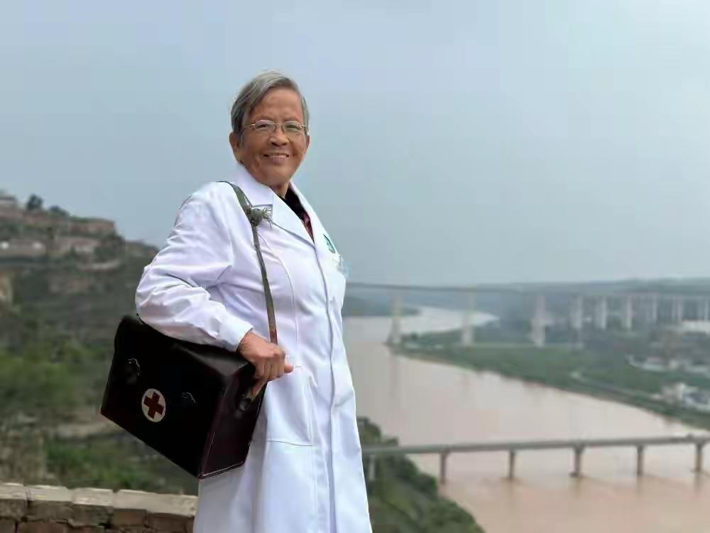 从“小路”到“路奶奶”，25岁姑娘去小城行医一待就是56年，81岁仍出诊
路生梅