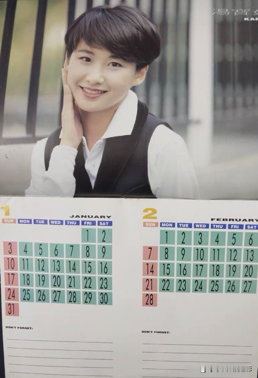 🧡那些年的港星挂历，藏着一代人的青春星光
没有过度精修
没有厚重滤镜
柔焦镜头