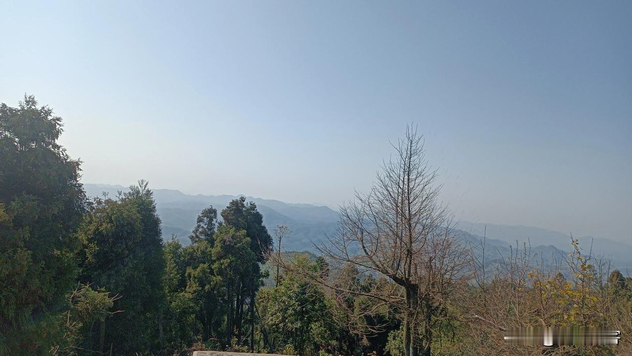 上联:春雨如丝织绿野;
下联:纤云似匹覆青山。