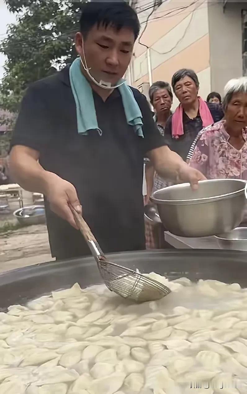 免费的就得如此贪婪？！这种活动真的不适合再进行。只要免费，就跟多少年没吃饭一样，