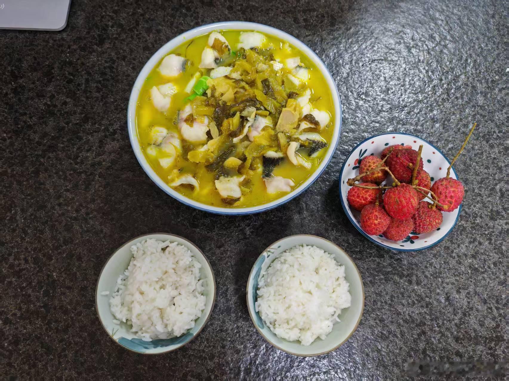 早上我在厨房做饭，江哥起床后过来探头探脑看我在做什么。我说：“我昨晚睡得特别不好