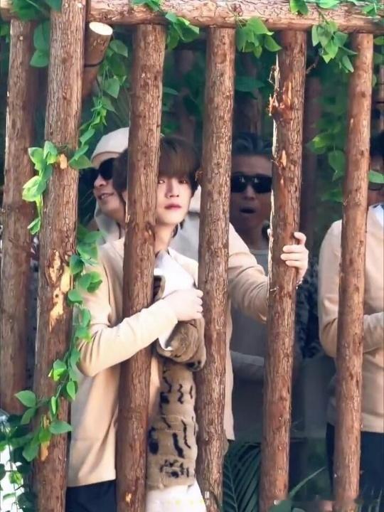 鹿晗野人游街鹿晗完美融入野人 野人队伍里多了一个白白净净的，但鹿晗那个兴奋劲儿比