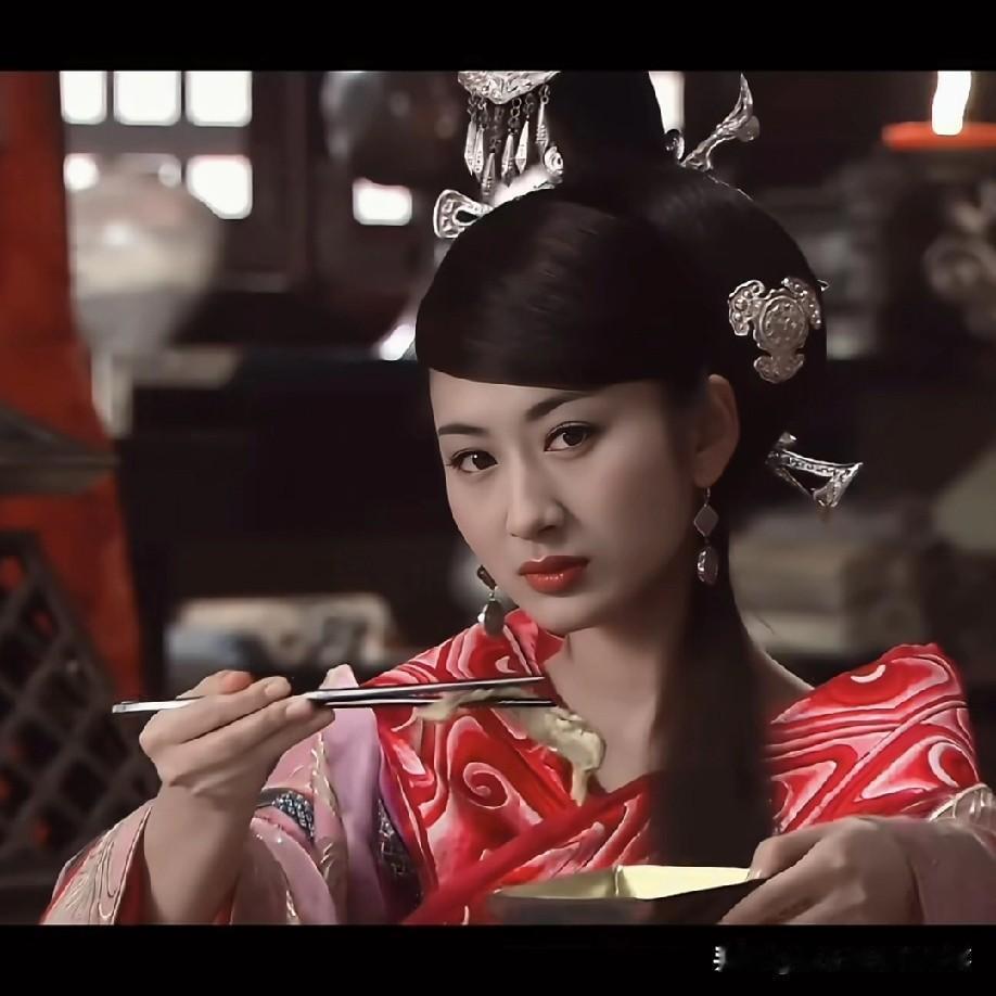 《母仪天下》里郭珍霓饰演的赵合德，简直把“媚骨天成”演活了！她不是传统鹅蛋脸的标