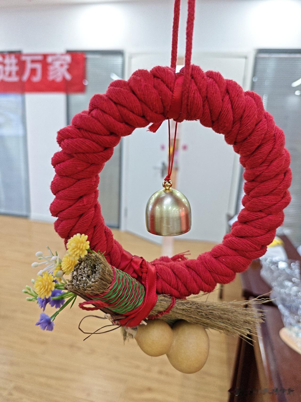今天一早来到青岛锦园小区打柔力球，本来是来练《梦回长安》的，没想到偶遇锦园南区党
