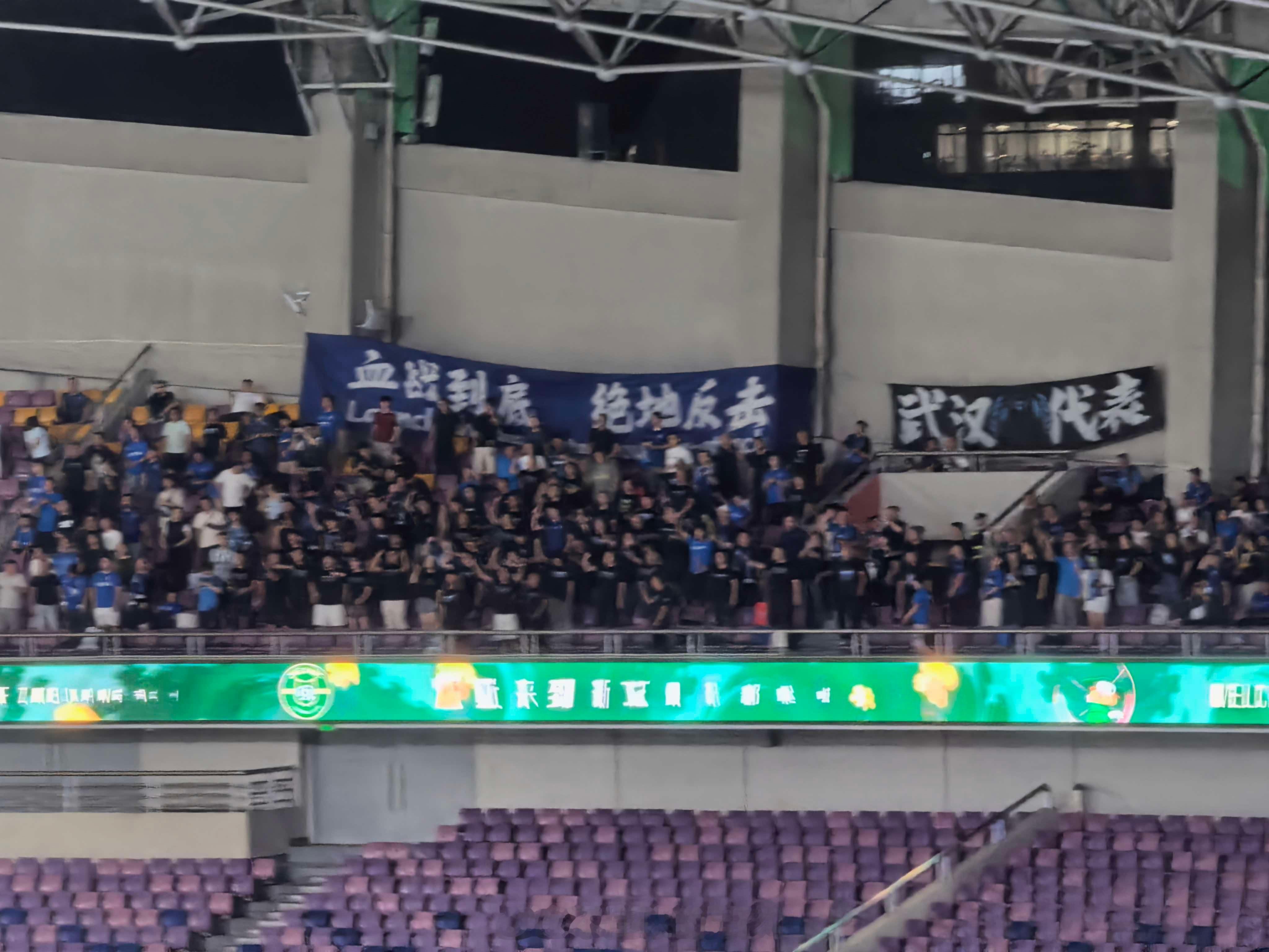 上半场浙江的反击简洁高效，直接打进两球，2:0领先。反观三镇，反击始终没能打出来