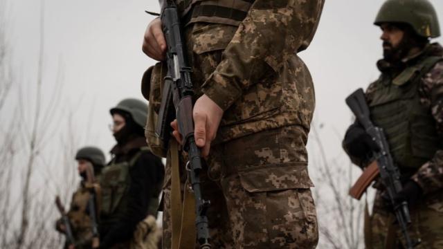 泽连斯基相下定决心要以武服俄！很多人认为乌克兰已经没有多少兵力了？错了！乌克兰人