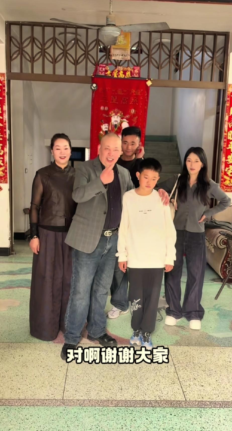 似乎厉怀远和媳妇待在一起时极为不自在，甚至可以说是尴尬至极。儿子也流露出对妈妈的