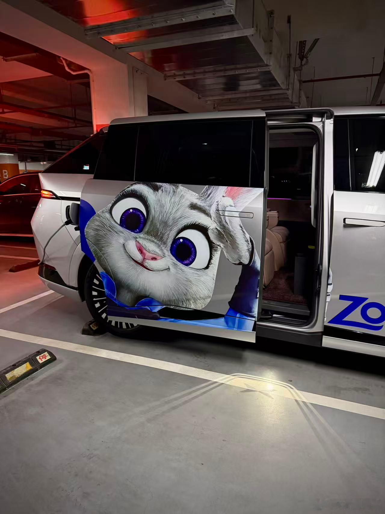 群里看到的小鹏X9 车主贴的疯狂动物城。朱迪真可爱