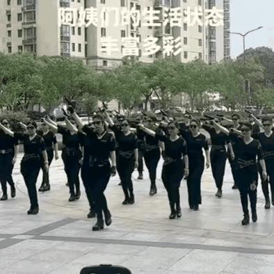 我的天哪！中国大妈又玩出新花样了。

也不知道这是作什么妖？想干嘛？搞得好像参加