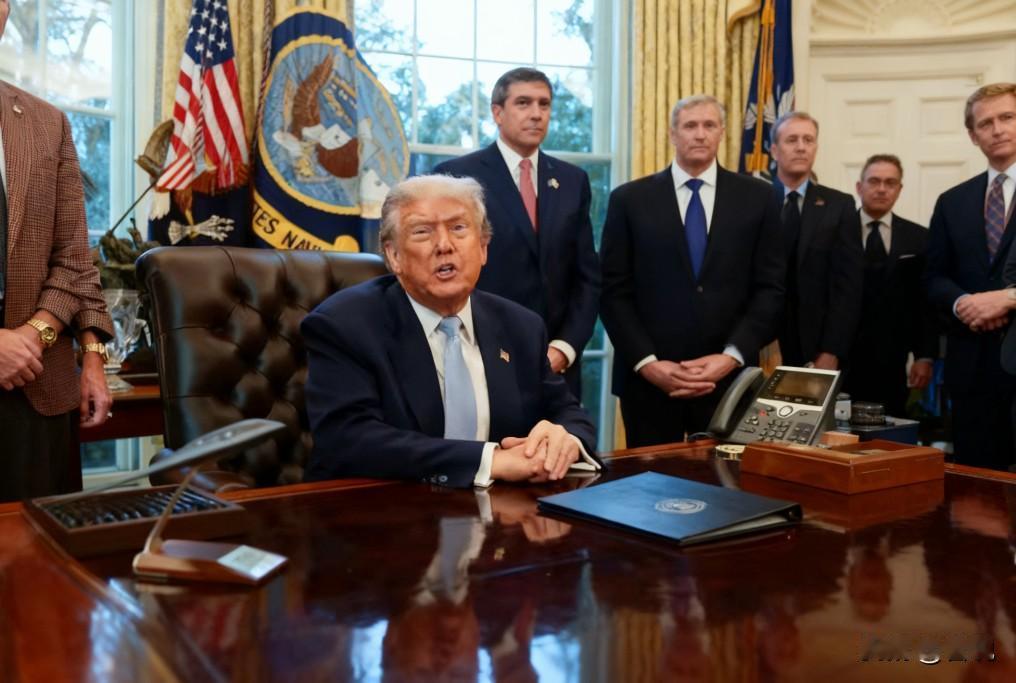 美国国会两院高票通过决议，要求公开爱泼斯坦相关档案，特朗普签字后法案生效，司法部