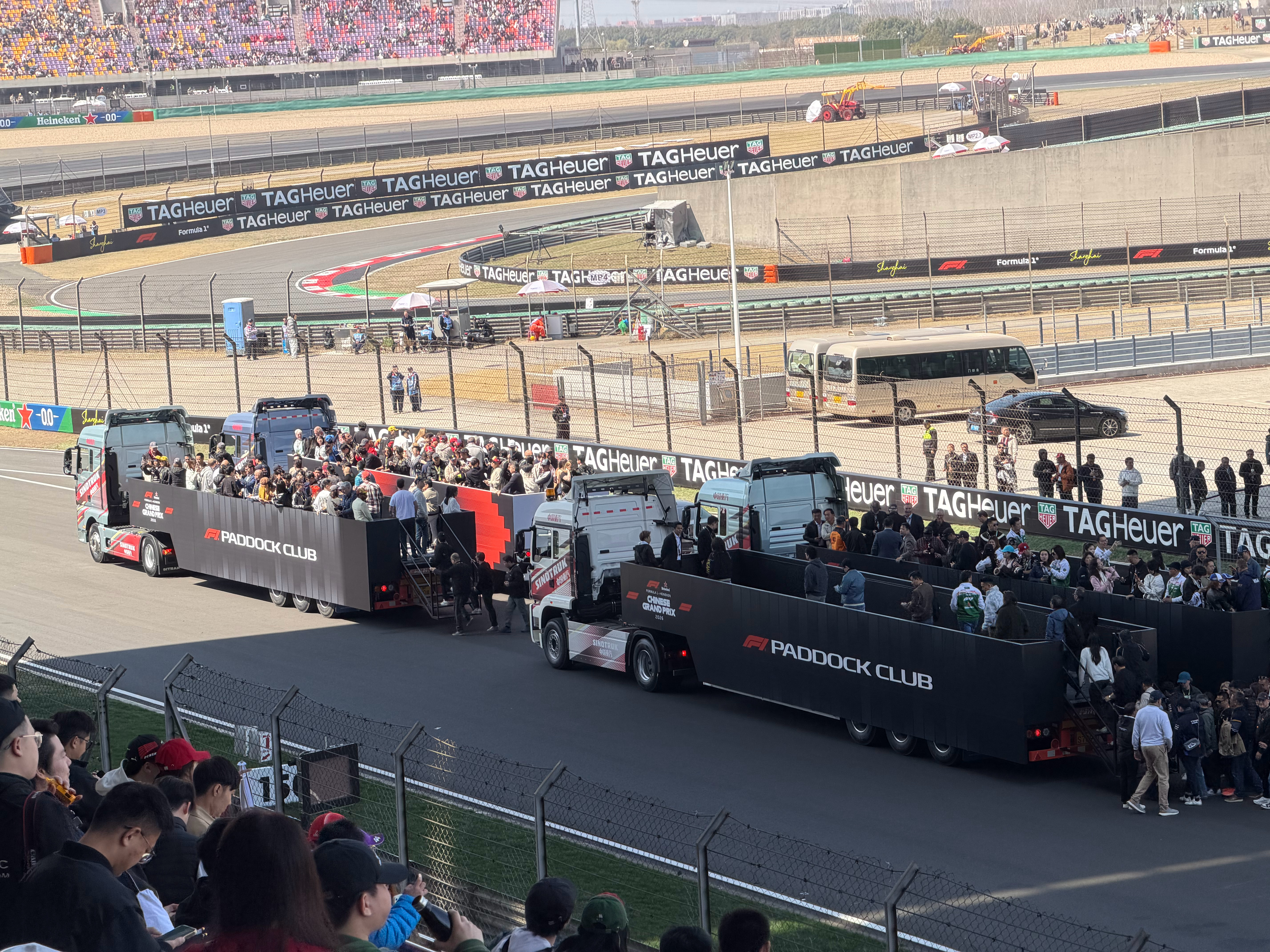 今年的Paddock Club卡车也是升级过的，只可惜我周五没排上。 