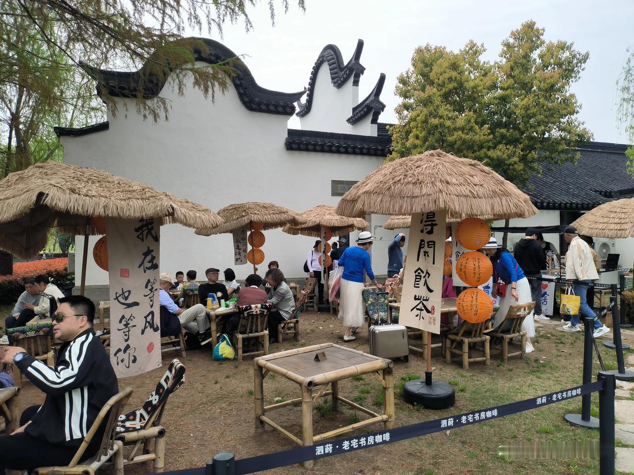同学聚会你会参加吗？这次我们群里组织聚会，结果只有六个人报名，一桌都不满，只能放