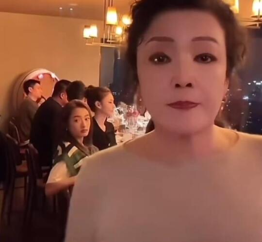 汪小菲马筱梅平安夜家宴，张兰坐主桌席位
