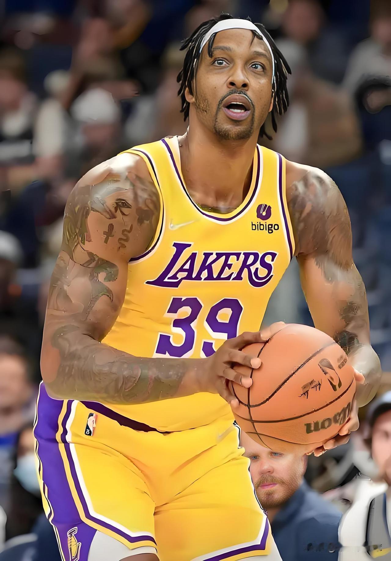 NBA知名中锋臂展排行榜
文班亚马：22岁，身高2.24米，臂展2.44米
戈贝