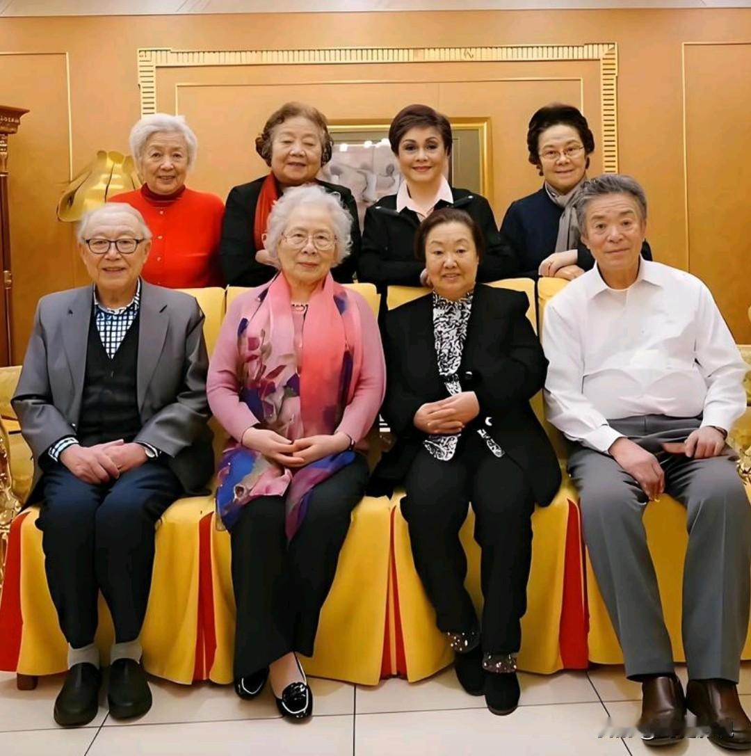 后排只认得谢芳和李谷一，前排左二满头银发的是著名声乐家郭淑珍，左三是歌唱家郭兰英