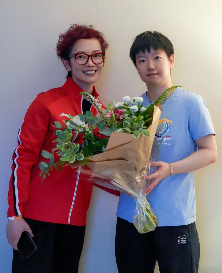 刷到孙颖莎蜡像入驻上海杜莎夫人蜡像馆的现场图！
一身浅蓝休闲上衣清爽干净，和馆方
