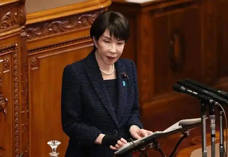 日本首相高市早苗发布的一段1分53秒熊本灾区视察视频引发公关危机。视频配以抒情钢