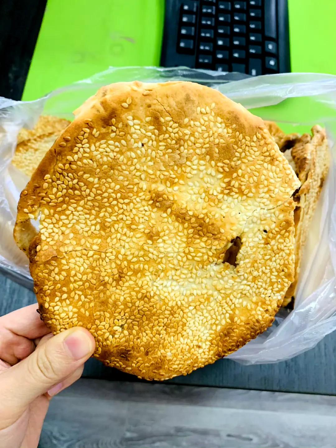 邯郸的烧饼种类特别多，我最爱大名芝麻焦烧饼。新鲜出炉的大名烧饼真的超级好吃，咬一