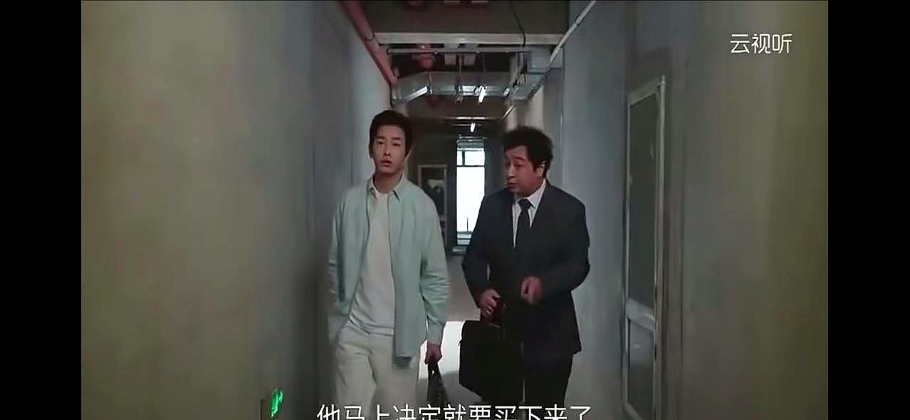 这哥们绝对是看过剧本的，知道裴谦将来是首富。
 

腾达资金链一断，老板裴谦咬牙