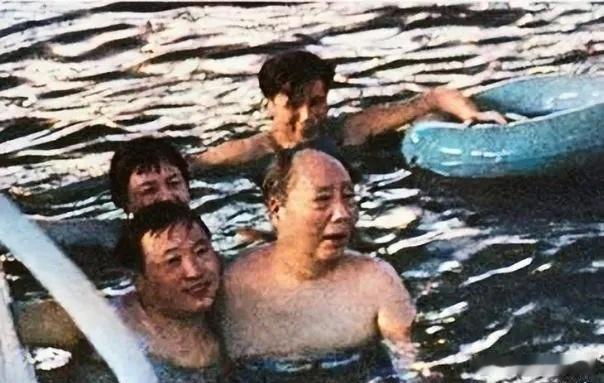 1974年冬，长沙的游泳馆，年过八旬的毛主席最后一次游泳 