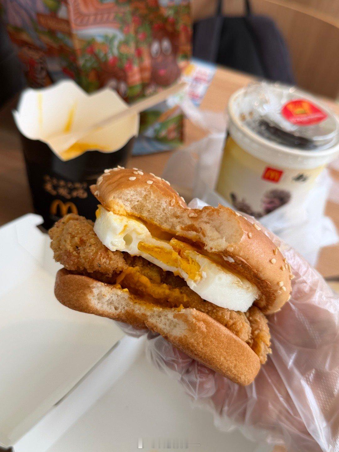 麦当劳和黑神话悟空联名的套餐都不好吃🥲咸蛋黄完全没咸蛋黄的味，虾块只有一点点虾