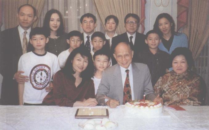 前排:霍丽萍、霍英东、吕燕妮后排左起:霍震寰与夫人陈琪琪、霍震宇与夫人何丽屏、霍