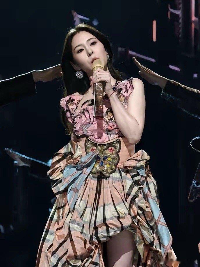 不出意外意外还是发生了江苏卫视跨年演唱会上，张碧晨登场，而一开唱后，作为专业歌手