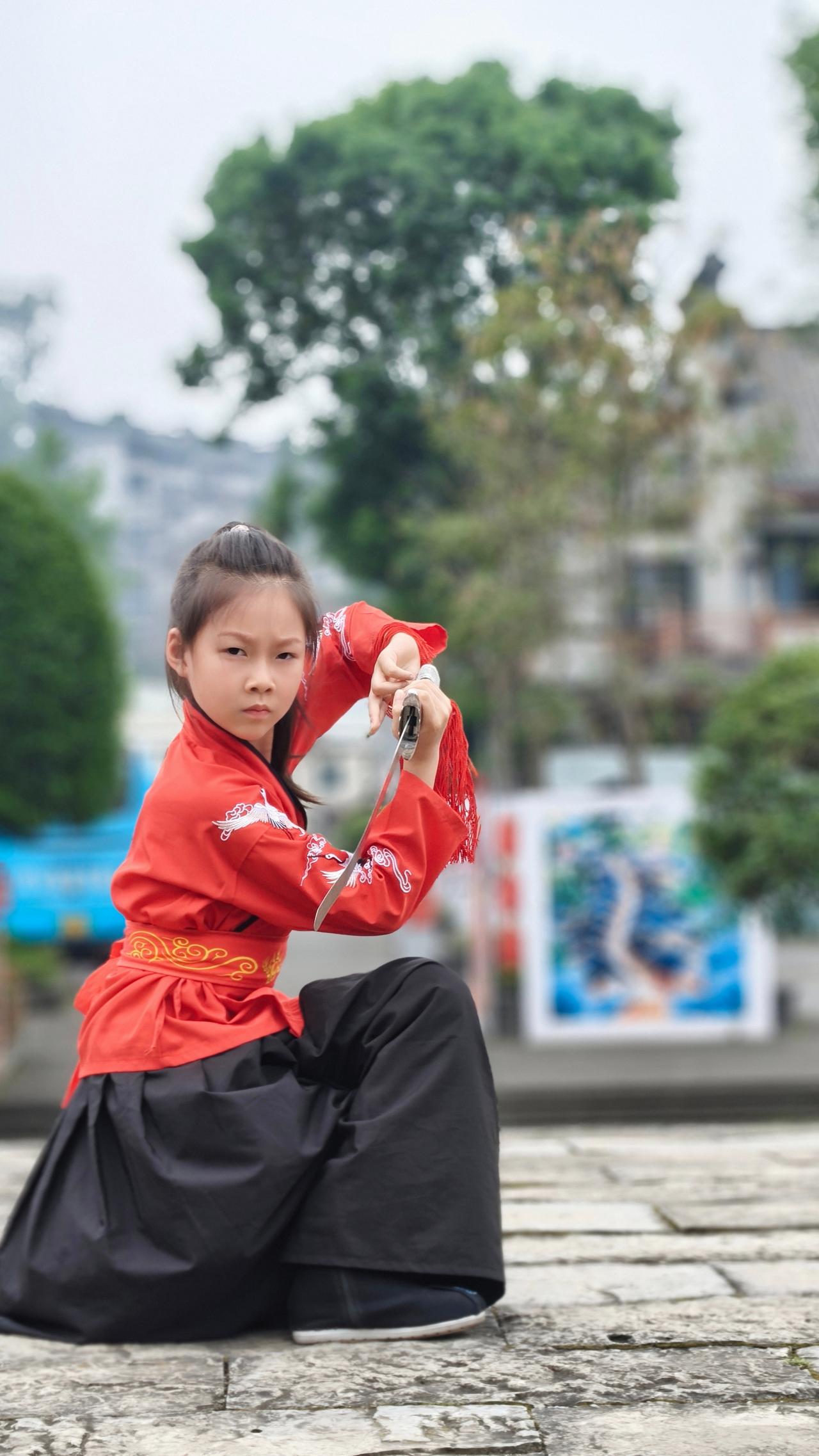 和少林的刚猛外显，武当的柔缓内敛都不一样。峨眉武术刚柔并济、长短兼修，拳术精巧灵