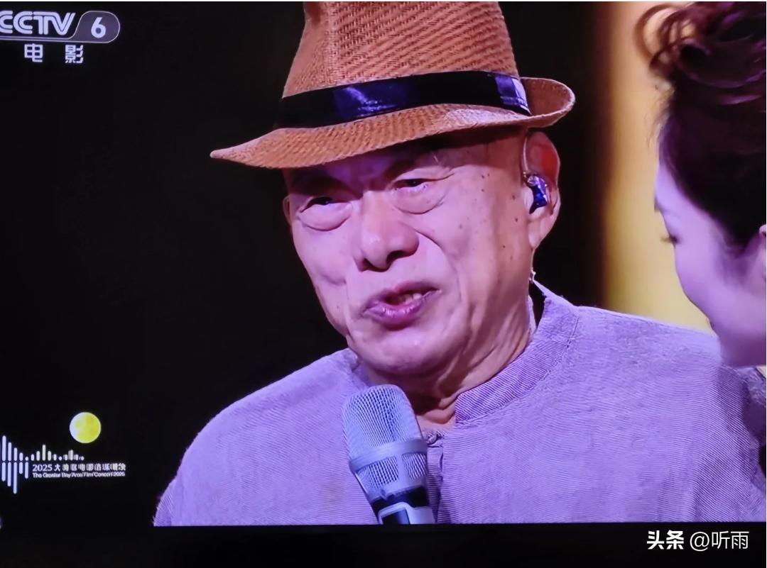 天啊。我竟然听哭了！
别只说凌峰唱哭了！
80岁老人这首《吾爱吾国》，藏着跨越海