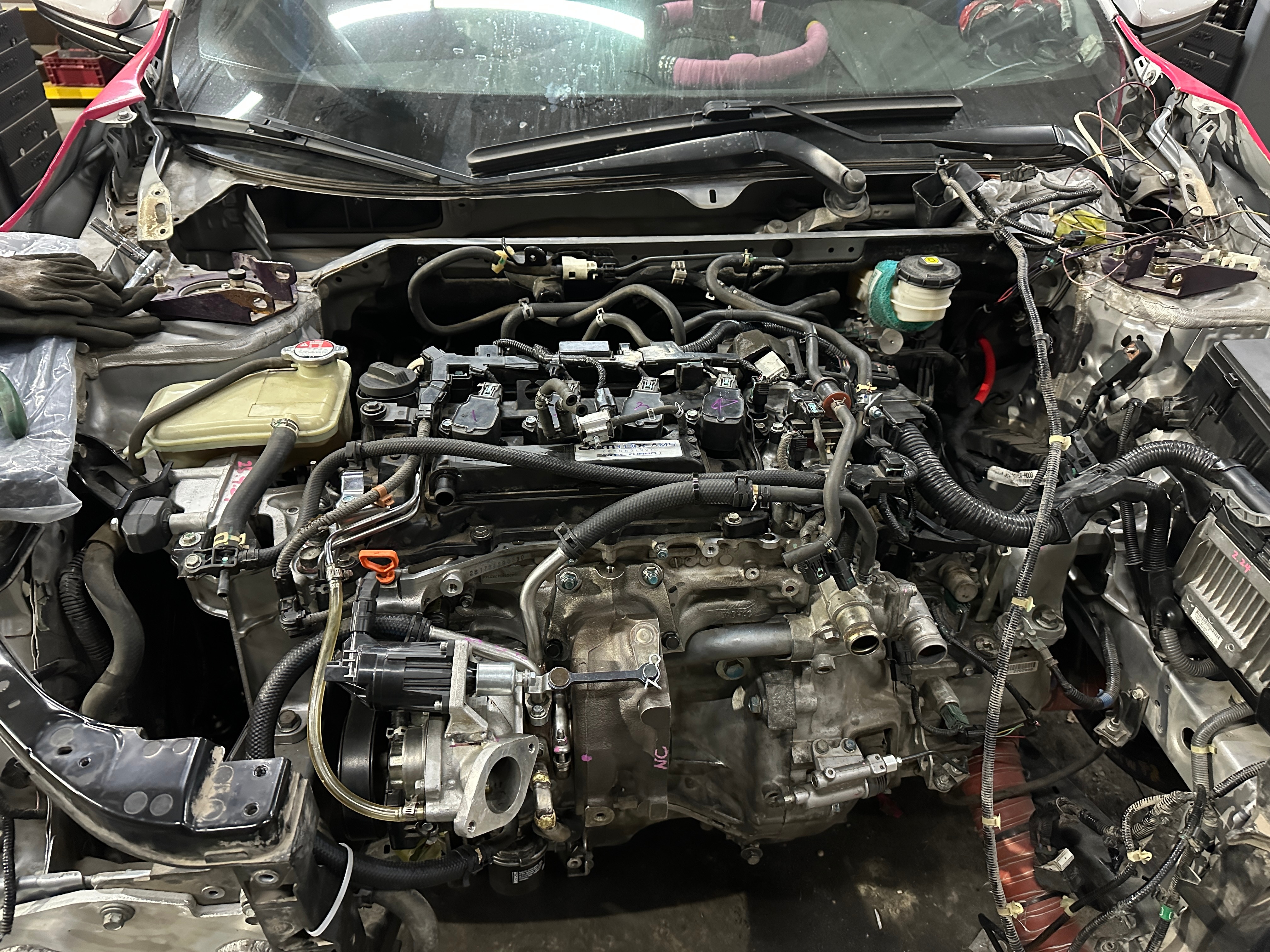 这些乱七八糟的管子。随着进气歧管，涡轮，进气管，中冷管，水箱，中冷的布局发生变化