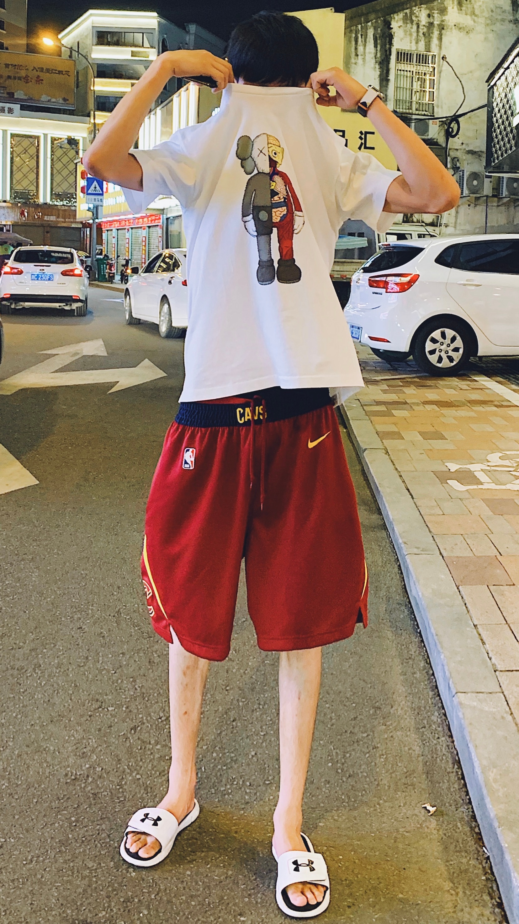 夜幕降临 华灯初上 今天晚上穿着篮球裤、拖鞋、短袖走在鳌江这条路，上一次走这条路