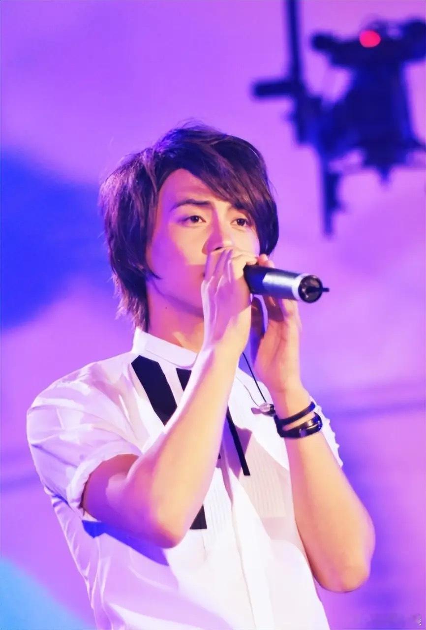 穿越回08年遇到正当红的马天宇 08年马天宇红得发紫，荀未来穿越而来，这奇妙联动