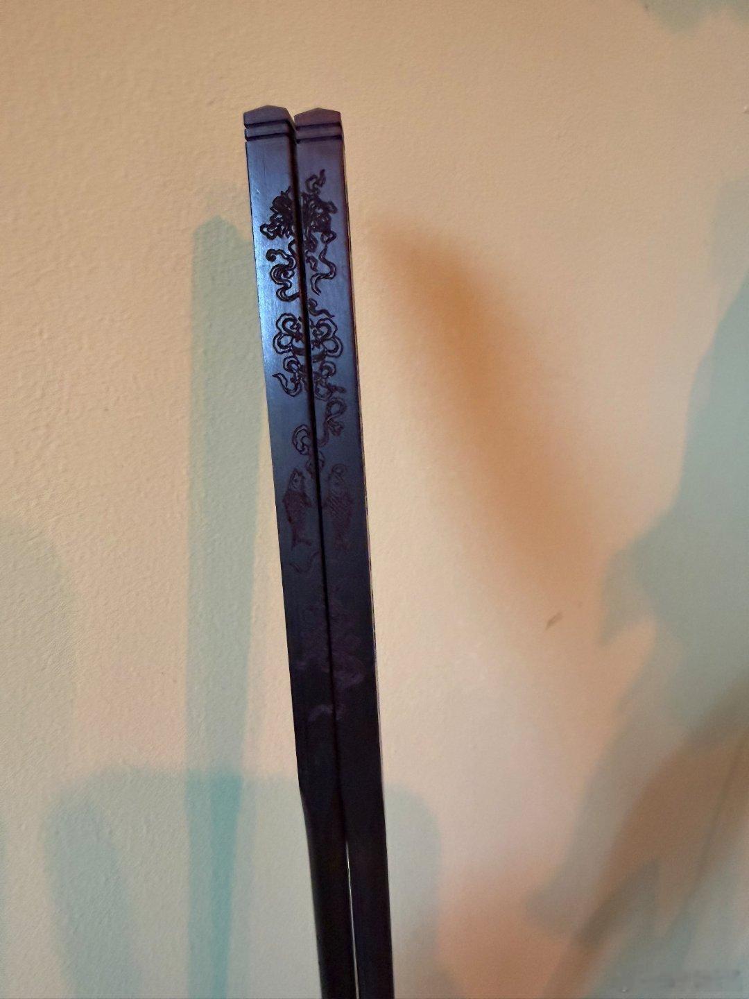 我和你天生成双不只是一双吃饭的筷子，更是国风小藏品，故宫联名的纹样与乌木配色，处