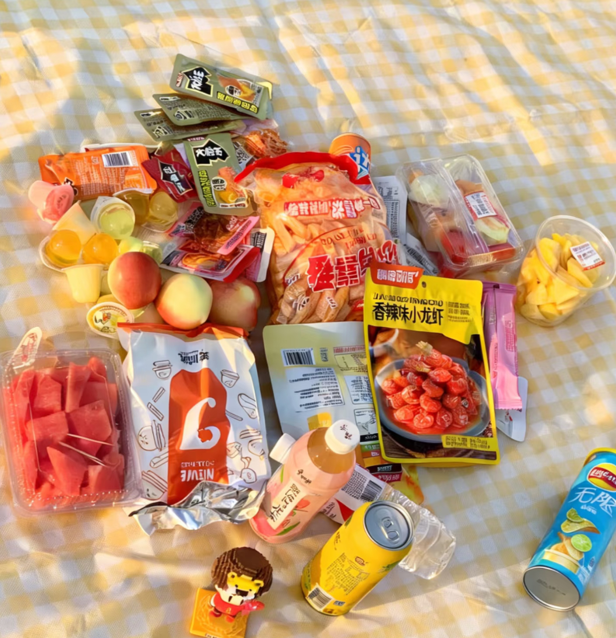 我的清明游记约上好友，拎上切好的西瓜菠萝、脆甜丑橘，还有满袋的薯片卤味小零食，往