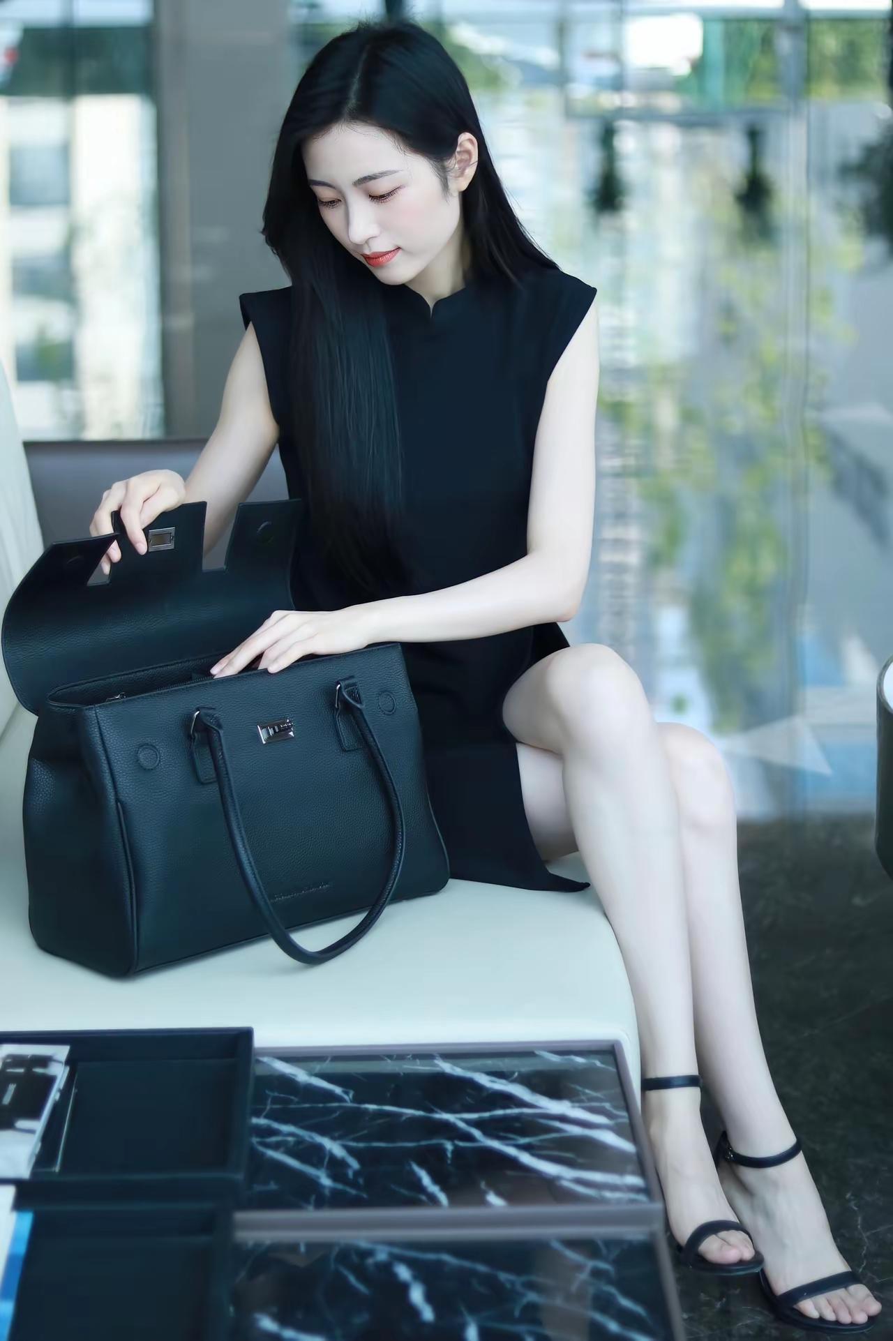 一白遮百丑，美女大长腿是标配