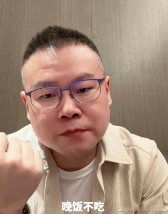 岳云鹏自曝减肥秘诀：不吃晚饭 打球暴瘦4月28日，岳云鹏在直播中大方分享了自己的