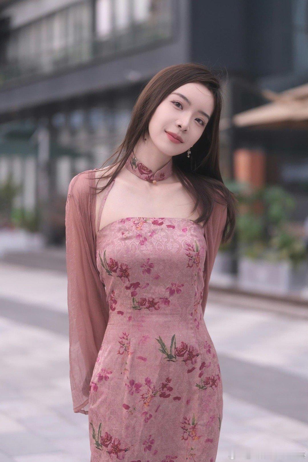 盘点LPL美女主持和解说近照，你们最喜欢哪位呢？[舔屏]1、余霜，英雄联盟官方中