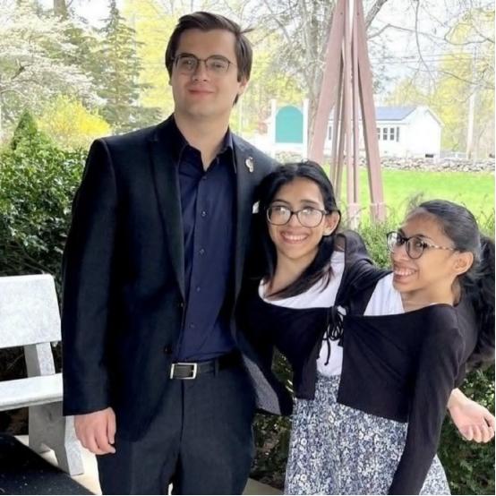 墨西哥一对连体双胞胎共享身体已经22年，姐姐谈了男朋友以后，受限于生理条件，她每