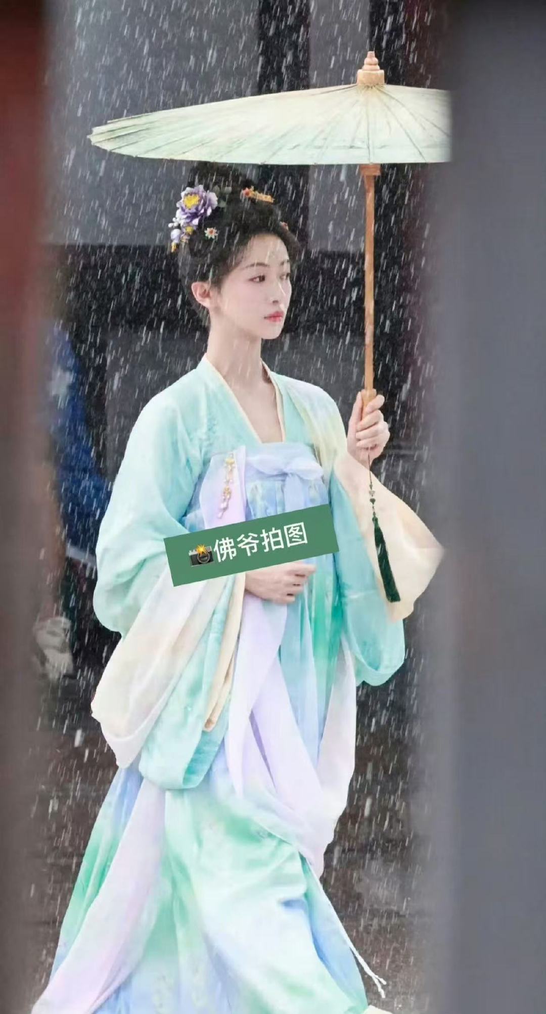 吴谨言江山为聘女装路透吴谨言江山为聘雨中撑伞路透好美啊五斤盐，天生古人[可怜] 